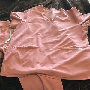 Figs Women's Scrub Set in Pink